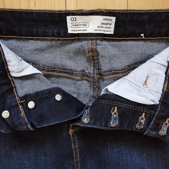 ARDENE Eightytwo Denim Hi-Rise Dark Wash Exposed Button Jean Shorts - Picture 9 of 14